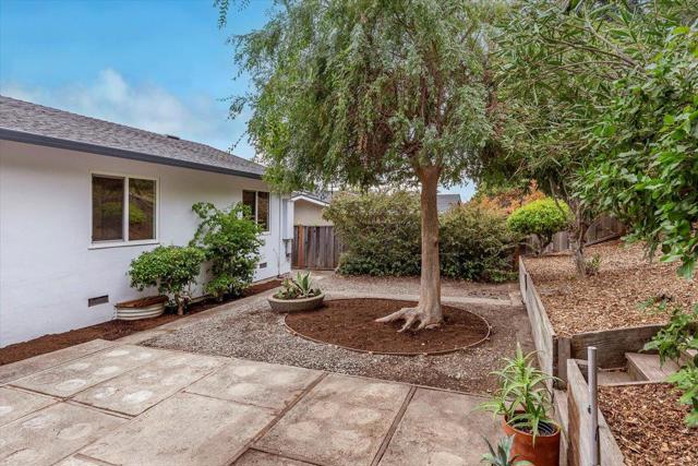 938 Round Hill Road, Redwood City CA: https://media.crmls.org/mediaz/abcc961d-6917-42e4-b8f5-e217e6772fc4.jpg