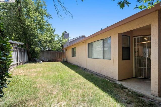 5917 Pine Vista Way, Elk Grove CA: https://media.crmls.org/mediaz/abccbe5e-5e14-479d-a434-fcb6581b03c7.jpg
