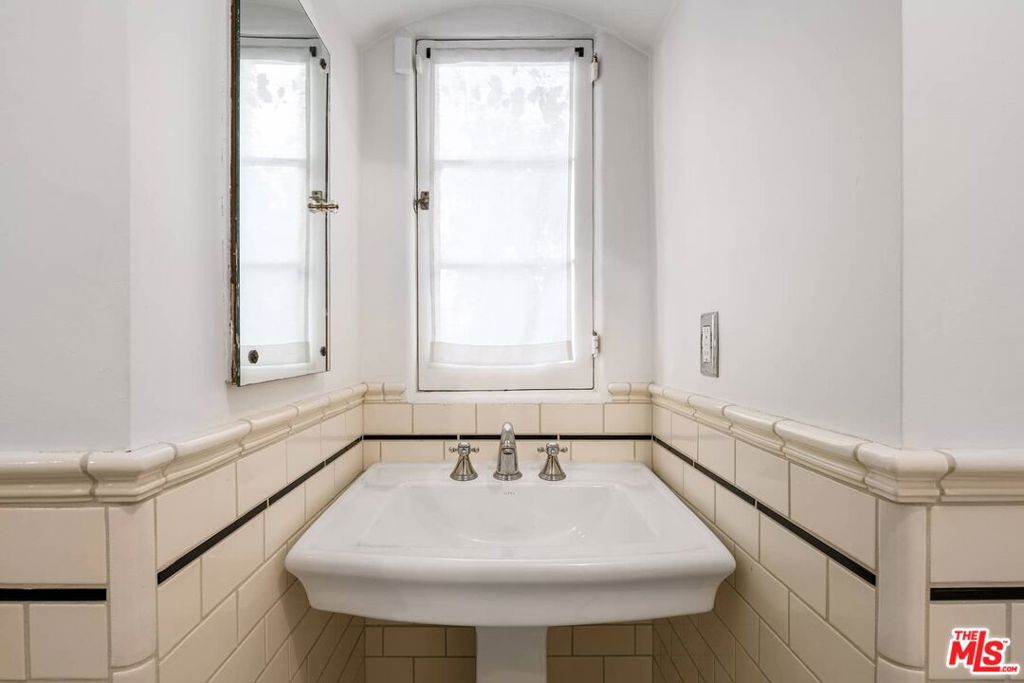 https://media.crmls.org/mediaz/abcd341c-71e7-4008-a528-55c6d342c20f.jpg?preset=X-Large