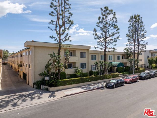 5328 Newcastle Avenue, Encino CA: https://media.crmls.org/mediaz/abcd8c00-64f0-4a70-a6da-33e8f5171e3f.jpg