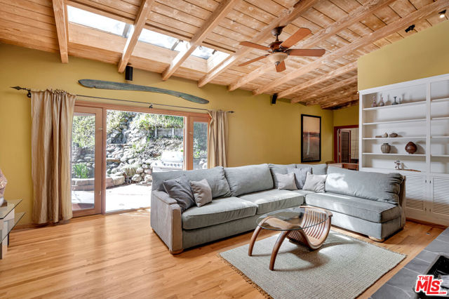 15511 Woodcrest Drive, Sherman Oaks CA: https://media.crmls.org/mediaz/abcdb492-5207-463f-bbcd-b2eca69397e7.jpg
