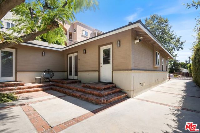 4385 Camellia Avenue, Studio City CA: https://media.crmls.org/mediaz/abce0e00-b0cc-4c6a-aa94-5664ab475a03.jpg