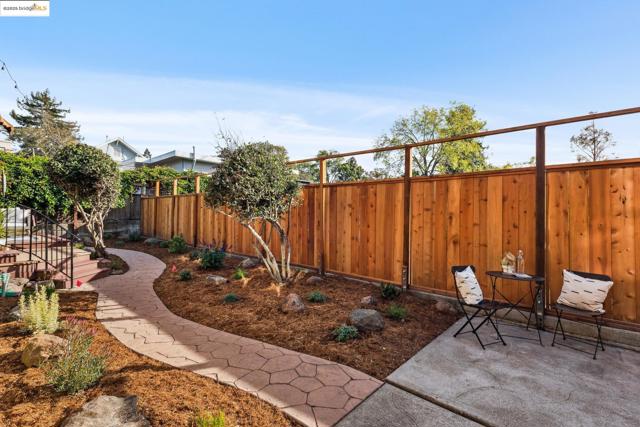 1521 Josephine St, Berkeley CA: https://media.crmls.org/mediaz/abce1cf4-9945-419e-a31b-b48cb1dfde70.jpg