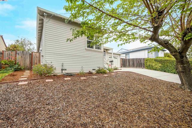 19157 San Miguel Ave, Castro Valley CA: https://media.crmls.org/mediaz/abd069f9-d891-440d-bf27-0a6b07e8c45a.jpg