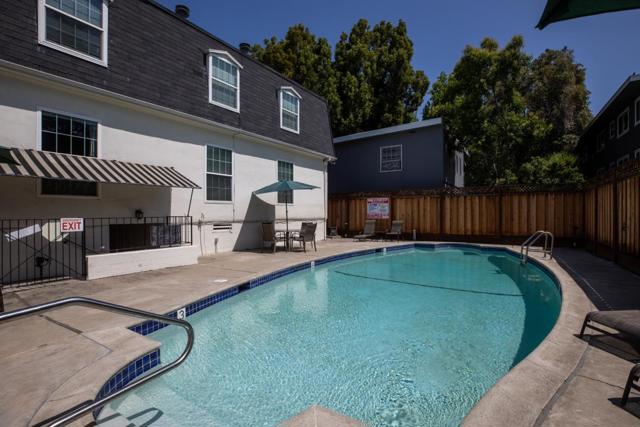 445 Oak Grove Avenue, Menlo Park CA: https://media.crmls.org/mediaz/abd086b8-b20f-4b23-9e97-737fee2257b6.jpg