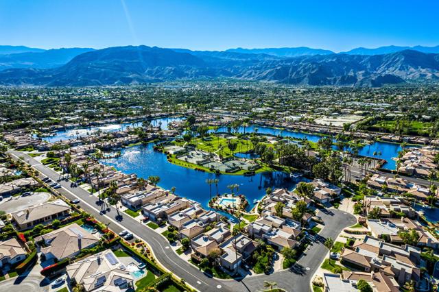 153 Lake Shore Drive, Rancho Mirage CA: https://media.crmls.org/mediaz/abd1a782-019f-4998-84dd-357fd2fa9ffd.jpg