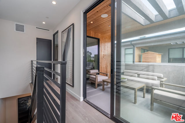 4427 Studio Place, Studio City CA: https://media.crmls.org/mediaz/abd1e05f-f582-4787-b1bc-40de8982fadc.jpg