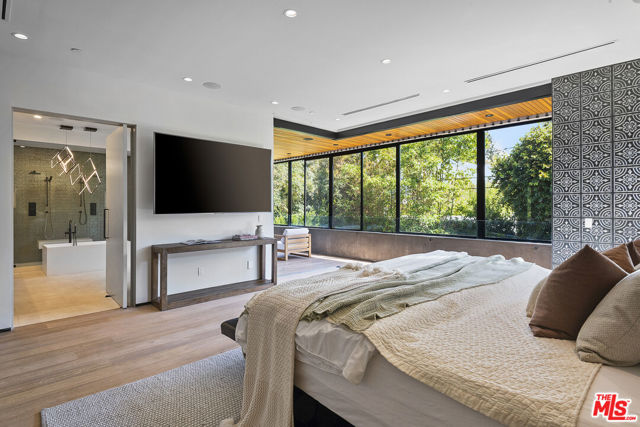 428 N La Jolla Avenue, Los Angeles CA: https://media.crmls.org/mediaz/abd20a2c-f615-4a50-b66f-4c0b4ebc8c44.jpg