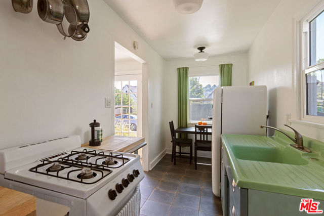 4015 Shelburn Court, Los Angeles CA: https://media.crmls.org/mediaz/abd28fa4-70fb-4743-a087-d21824b30033.jpg