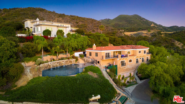 24410 Mulholland Highway, Calabasas CA: https://media.crmls.org/mediaz/abd328ec-660e-480e-8e44-48c3ea7ca391.jpg