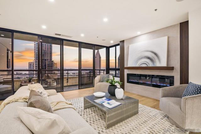 700 Front St, San Diego CA: https://media.crmls.org/mediaz/abd35b49-9260-4137-9f11-37565741f71d.jpg