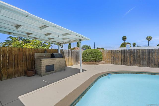 5768 CAMBER DR, San Diego CA: https://media.crmls.org/mediaz/abd41ea8-09e6-40b8-baa6-0f19f64e6f7d.jpg