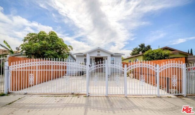 1726 W 37th Place, Los Angeles CA: https://media.crmls.org/mediaz/abd46649-3bd7-488f-a429-c62613a4d2e5.jpg