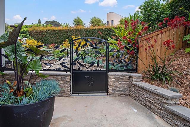 2127 Heather Ln, Del Mar CA: https://media.crmls.org/mediaz/abd492ab-9e39-45ee-87b3-86426f092e1c.jpg