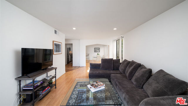 Image 3 for 906 N Doheny Dr #402, West Hollywood, CA 90069