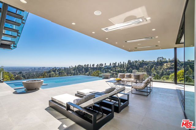 9406 Lloydcrest Drive, Beverly Hills CA: https://media.crmls.org/mediaz/abd516a2-1d90-4b9b-b229-0b11de57f17b.jpg