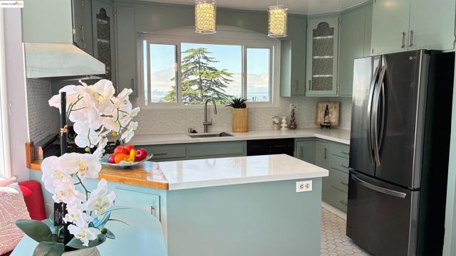 135 Alta Rd, Oakland CA: https://media.crmls.org/mediaz/abd52947-374a-488e-8b69-503d4467cc0c.jpg