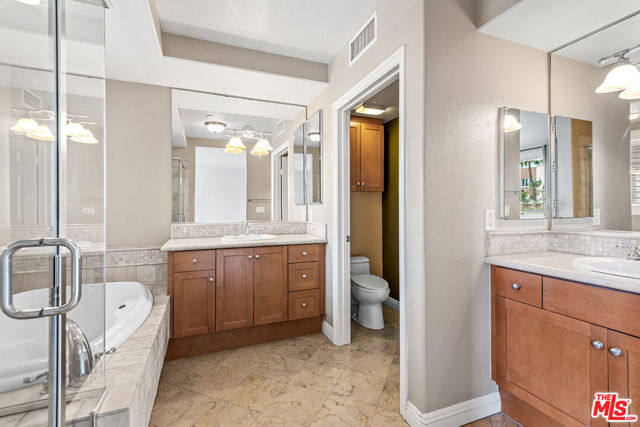 5831 Seawalk Drive, Playa Vista CA: https://media.crmls.org/mediaz/abd52c32-b664-43b0-95ce-1b8c00839307.jpg