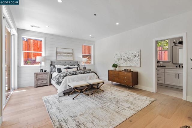 945 Yorkshire Ct, Lafayette CA: https://media.crmls.org/mediaz/abd5987b-52a2-432e-96d8-a9e6c0fd862b.jpg