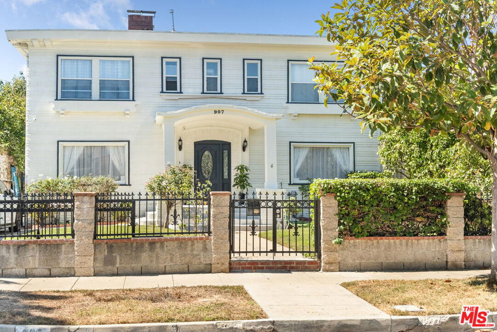 907 Westchester Place
