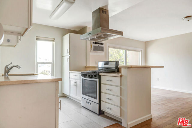 423 N Harvard Boulevard, Los Angeles CA: https://media.crmls.org/mediaz/abd6ff3c-e8f4-41bb-8315-2c7ea281a048.jpg