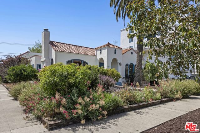 1569 S Orange Grove Avenue, Los Angeles CA: https://media.crmls.org/mediaz/abd792ea-c7e1-4fbd-924e-96959bf7d765.jpg