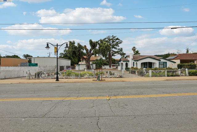 11768 Main St, Sunol CA: https://media.crmls.org/mediaz/abd86ef7-004f-4040-ad86-ce83842f50c2.jpg
