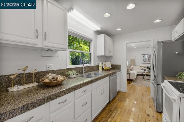 41 Iris Ln, Walnut Creek CA: https://media.crmls.org/mediaz/abd9dbe6-f9f9-4b31-95d3-948619a35282.jpg
