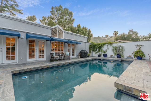 3564 Summerfield Drive, Sherman Oaks CA: https://media.crmls.org/mediaz/abda963f-fe6b-4f1b-9da6-1d817197cba8.jpg