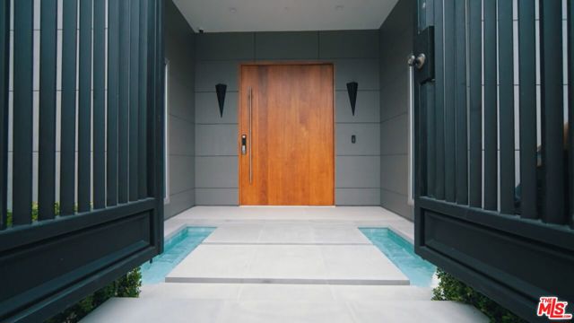 1124 Summit Drive, Beverly Hills CA: https://media.crmls.org/mediaz/abda9a32-2850-48b6-83e0-ec36093f1749.jpg