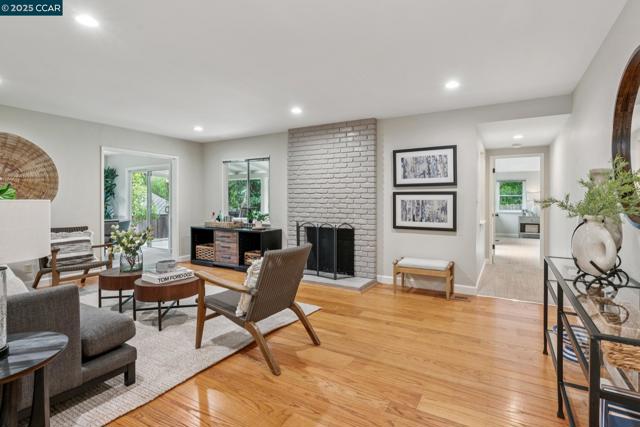 8 Southwaite Ct, Orinda CA: https://media.crmls.org/mediaz/abdbf38d-debd-48bc-bbe6-3db53577bce7.jpg