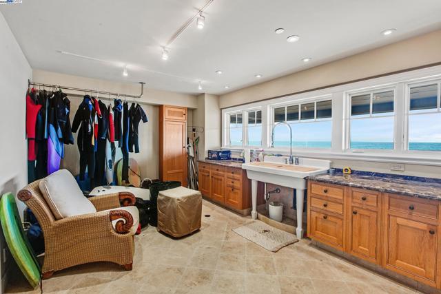 797 Las Olas Dr, Aptos CA: https://media.crmls.org/mediaz/abdc22cc-9475-4cb5-a3ac-0a3c3b389474.jpg