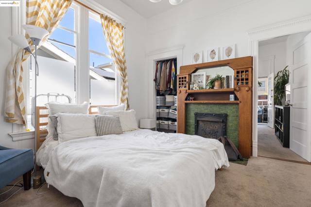 102 Hamilton Pl, Oakland CA: https://media.crmls.org/mediaz/abdc2e6a-32a7-4d6e-a1e4-8b5149a9a886.jpg