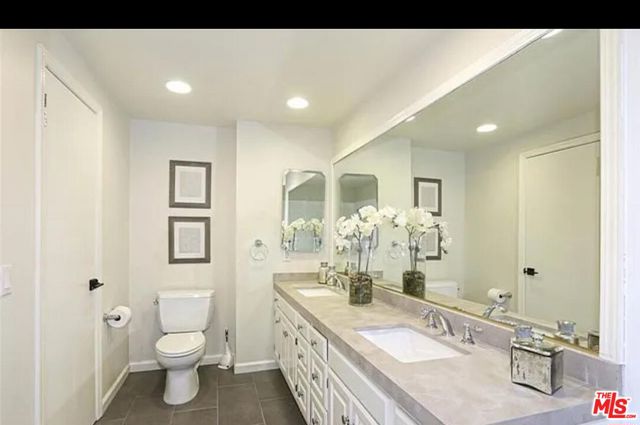 880 1st Street, Los Angeles, California 90012, 2 Bedrooms Bedrooms, ,2 BathroomsBathrooms,Condominium,For Sale,1st,24431939