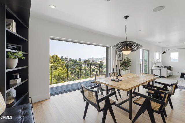 453 Frontenac Avenue, Los Angeles CA: https://media.crmls.org/mediaz/abdeabb2-c17e-4f32-9600-75e146b808a9.jpg