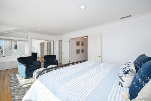 206 E E Oceanfront, Newport Beach CA: https://media.crmls.org/mediaz/abdf145d-774d-4a3c-98b5-94a5d0c4978b.jpg