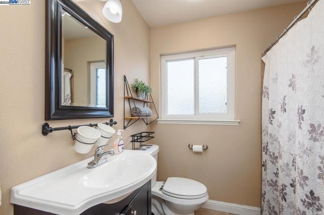 16560 Russell Ct, San Leandro CA: https://media.crmls.org/mediaz/abe0355a-7c20-4582-9310-448bdd7c63df.jpg