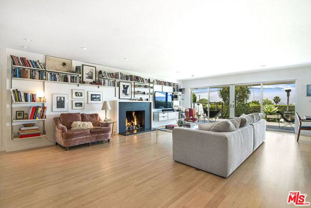 9353 Duxbury Road, Los Angeles CA: https://media.crmls.org/mediaz/abe18ee6-377c-40fa-aa85-0c0fdf1f35e6.jpg