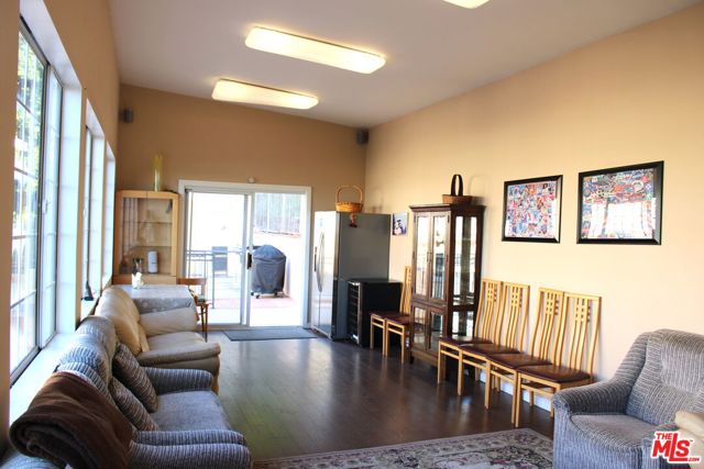 11502 Dona Teresa Drive, Studio City CA: https://media.crmls.org/mediaz/abe2770a-0963-4c9a-bce3-e821e1d5a65a.jpg