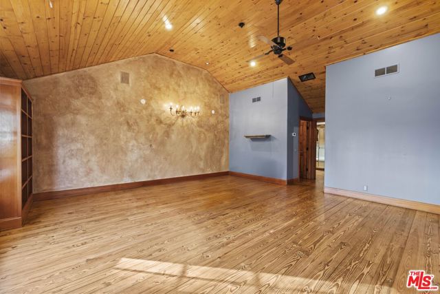 22651 Calvert Street, Woodland Hills CA: https://media.crmls.org/mediaz/abe28faf-8ab0-49c6-9556-e85f5c93e607.jpg