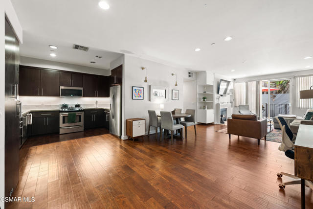 10878 Bloomfield Street, Toluca Lake CA: https://media.crmls.org/mediaz/abe2a3fc-bc03-4de7-bbcd-792687fa4bc3.jpg