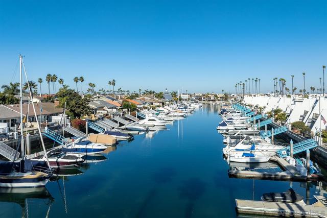 85 Catspaw Cpe, Coronado CA: https://media.crmls.org/mediaz/abe3084f-2838-4be2-8cb1-be9caa72967d.jpg