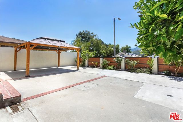 7001 Beckett Street, Tujunga CA: https://media.crmls.org/mediaz/abe35376-a24c-4461-acee-506503df091f.jpg