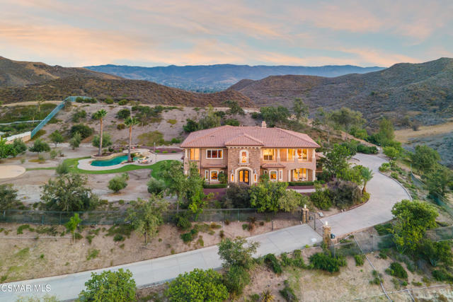2462 Lost Canyons Drive, Simi Valley CA: https://media.crmls.org/mediaz/abe3c532-0200-4aa2-a19c-a048f8e18dc1.jpg