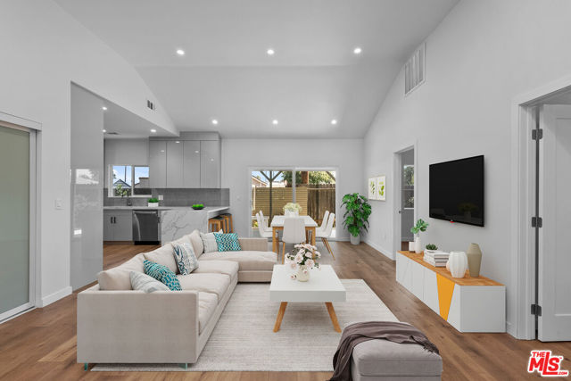 11028 Califa Street photo 5