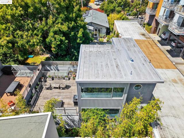 2709 10th St, Berkeley CA: https://media.crmls.org/mediaz/abe441e7-cc66-43fb-bff4-e1e87ddd6f43.jpg