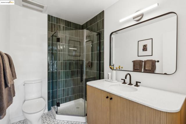 424 Staten Ave, Oakland CA: https://media.crmls.org/mediaz/abe44307-9835-4886-813d-563b9c33ddf5.jpg