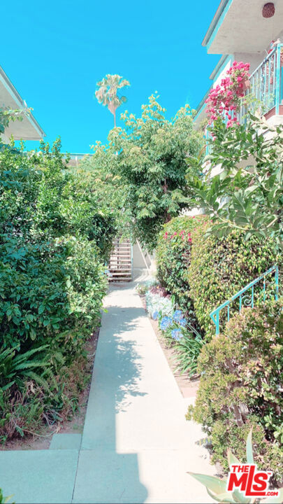 11081 ROSE Avenue #25