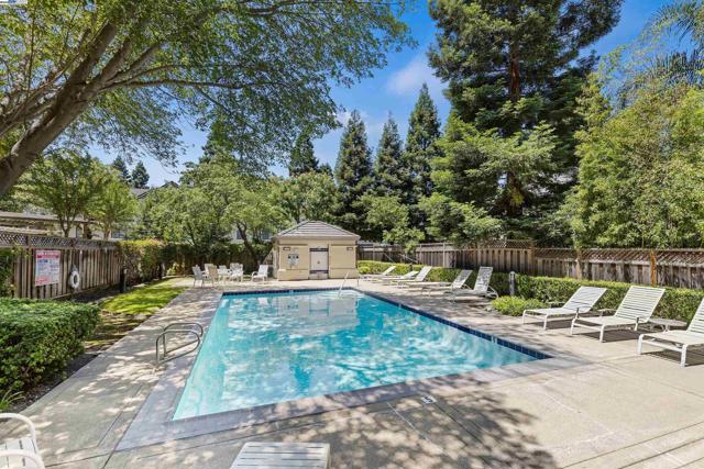 1687 Silverwood Ct, Danville CA: https://media.crmls.org/mediaz/abe5f590-3d98-4681-bd0c-cd7a2613a95d.jpg