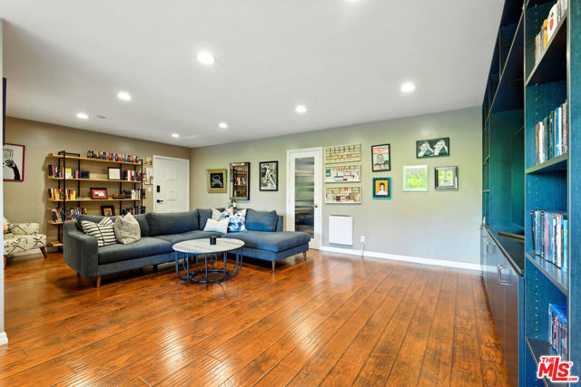 12955 Riverside Drive, Sherman Oaks CA: https://media.crmls.org/mediaz/abe63aff-09b0-47c8-95dc-8659ab13868d.jpg
